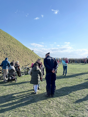 Policjant rozmawia z dziewczynką i jej matką
