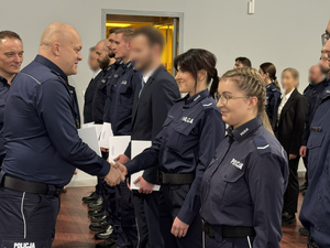 komendant gratuluje policjantce
