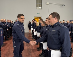 II zastępca komendanta gratuluje policjantowi