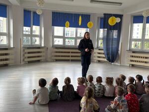 Policjantka podczas prelekcji w przedszkolu