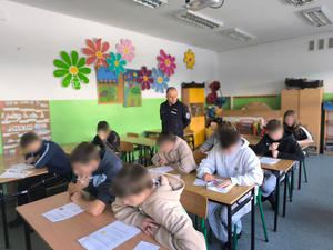 MŁODZIEŻ ZDAJE EGZAMIN TEORETYCZNY