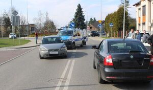 KPP Oświęcim. Kolizja drogowa. Uszkodzone samochody na jezdni obok radiowóz