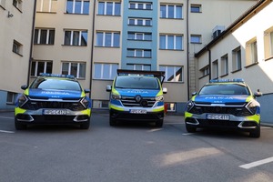 Nowe radiowozy suskich policjantów ustawione przedz komendą