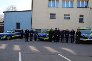 Komendnat Powiatowy Policji w Suchej Beskidzkiej wraz ze swoim Zastępcą pozują do zdjęć z przedstawicielami samorządów