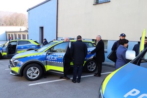 Nowe radiowozy ogflądane od  środka przez przedstawicieli samorządów