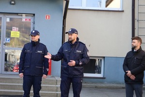 Komendnat Powiatowy Policji w Suchej Beskidzkiej wraz ze swoim Zastępcą prezentuja nowe radiowozy przedstawicielom samorządów