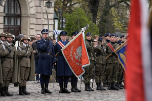 poczet sztandarowy na placu studzińskiego