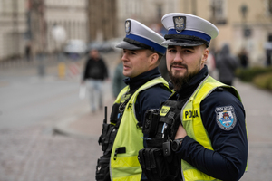 dwóch policjantów ruchu drogowego zabezpieczają uroczystości na placu