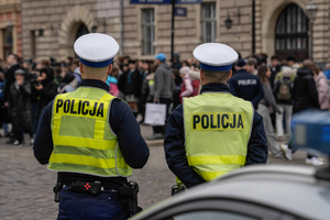 dwóch policjantów ruchu drogowego - widok zza pleców