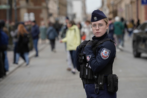 policjantka zabezpiecza obchody na placu