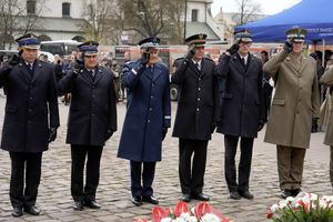 komendant wojewódzki salutuje przed krzyżem na placu