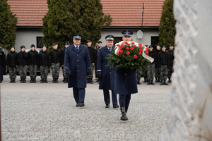 Komendant Wojewódzki wraz z Zastępcą składają wieniec przy pamiątkowym obelisku