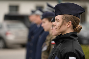Przedstawicielka klasy mundurowej w czasie uroczystości