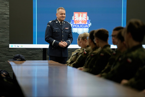 Komendant Wojewódzki w czasie prelekcji z klasami mundurowymi