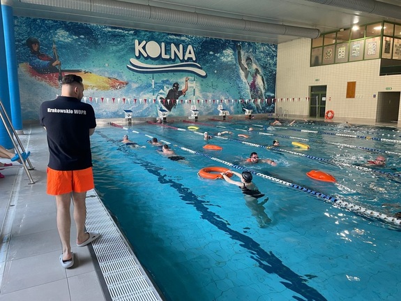 szkolenie na basenie, zdjęcie z instruktorem