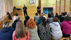 Dwóch policjantów prowadzących prelekcje