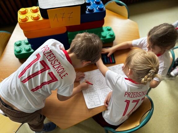 dzieci w trakcie zabawy