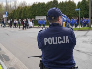policjant na trasie marszu