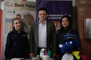zdjęcie policjantek z dyrektorem banku