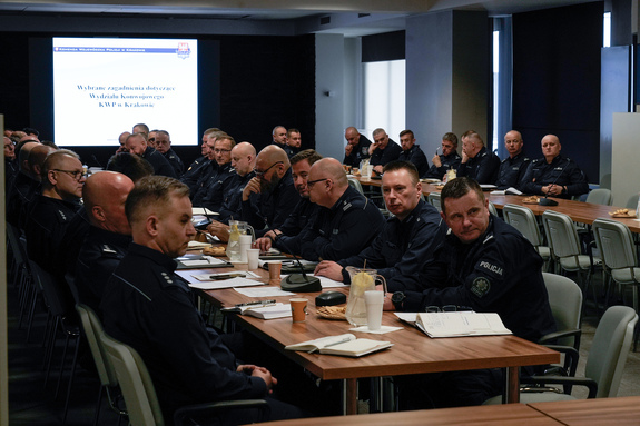 Uczestnicy odprawy w sali konferencyjnej