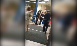 Krakowscy policjanci z Wydziału Ruchu Drogowego pomagają przenieść sprzęt medyczny z karetki do szpitala