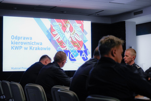 Odprawa prewencji na sali konferencyjnej w KWP Kraków