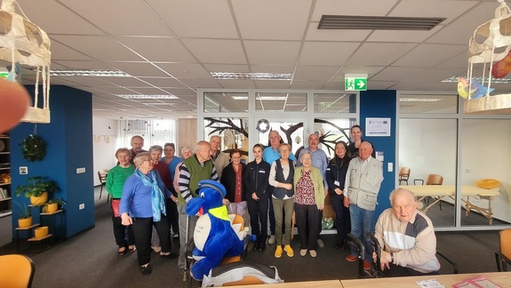 grupowe zdjęcie seniorów z policjntkami