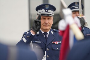 komendant wojewódzki salutuje do pocztu