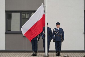 wciąganie flagi na maszt