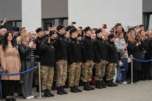 uczniowie szkoły mundurowej wśród widowni