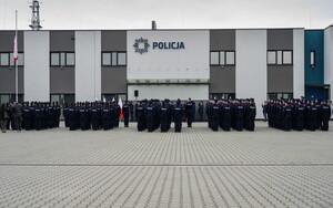 plac apelowy ze ślubującymi policjantami