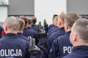policjanci w trakcie ślubowania