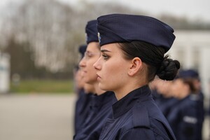 młoda policjantka