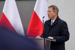 przedstawiciel marszałka czytający list od niego