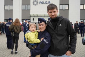 zdjęcie pamiątkowe nowej policjantki z dzieckiem i mężem
