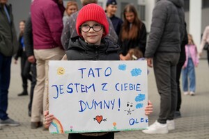 dziecko z transparentem: tato jestem z ciebie dumny