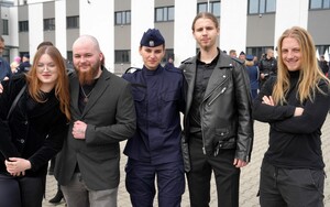 zdjęcie młodej policjantki z przyjaciółmi