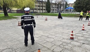 policjant ruchu drogowego nadzoruje przejazd uczestnika motorowerem