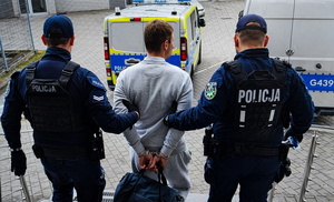Policjanci KPP Chrzanów prowadzący zatrzymanego sprawcę do Prokuratury Rejonowej w Chrzanowie