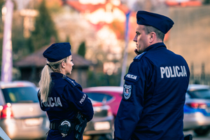 dwóje policjantów na parkingu przed kopalnią