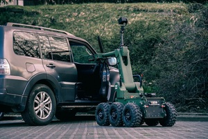 robot podjechał pod samochód z ładunkiem