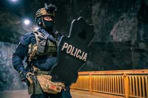 kontrterrorysta z tarczą balistyczną
