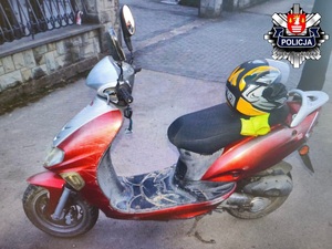 Zaparkowany motorower marki Kymco koloru czerwonegojpg