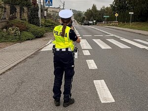 Policjantka podczas pomiaru prędkości