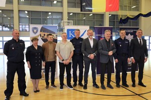 KPP Oświęcim. Razem tworzymy atmosferę. Kibicuj z klasą wspólne zdjęcie organizatorów i gości