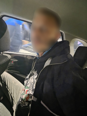 zatrzymany sprawca siedzący w radiowozie