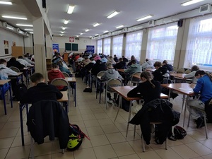 uczniowie piszący test na sali