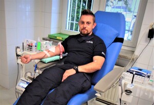 Dariusz Jakubiwski oddaje krew