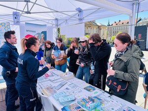 Policyjne stanowisko profilaktyczne na festiwalu OFF camera