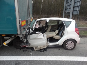 POJAZD WBITY W NACZEPĘ SAMOCHODU CIĘŻAROWEGO